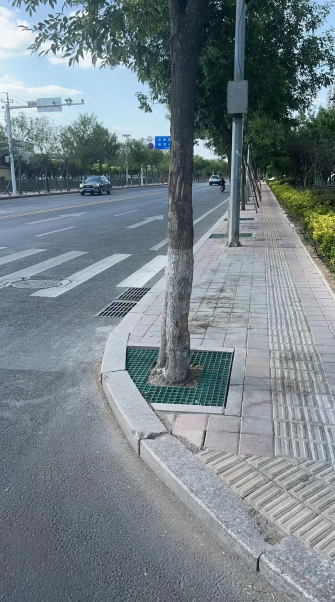 城阳区云河路与白沙湾路交界处通讯电缆占道问题已整改